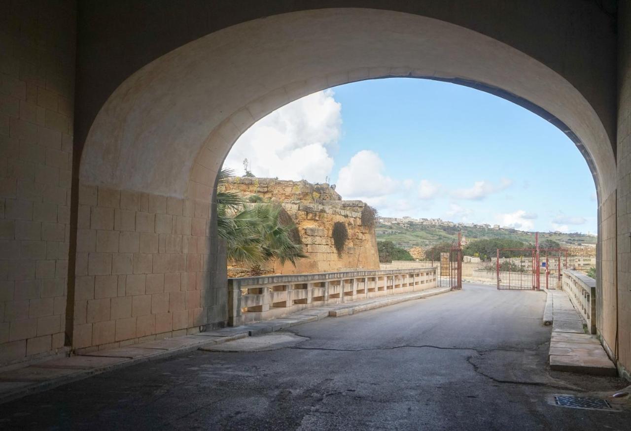 Gee9Teen At Fort Chambray Villa Mgarr ภายนอก รูปภาพ
